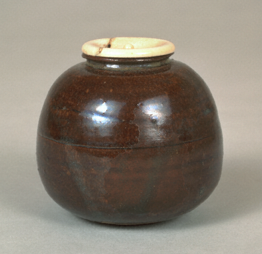 漢作茄子茶入　銘　茜屋